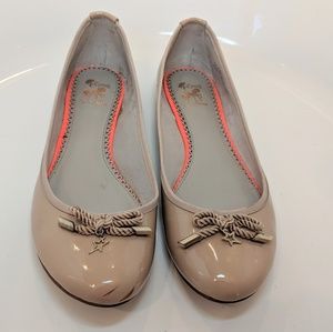 Nude patent bow flats